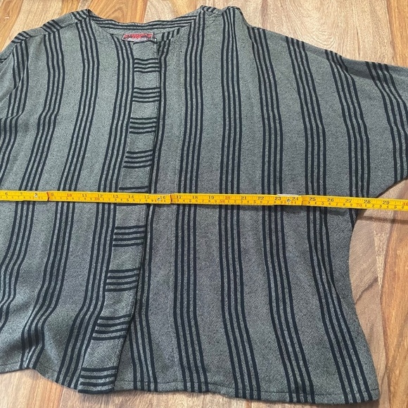 Tienda Ho 11 Top Black Vertical Stripes 3/4 Dolman Sleeve Button Front Free Size - Picture 13 of 14